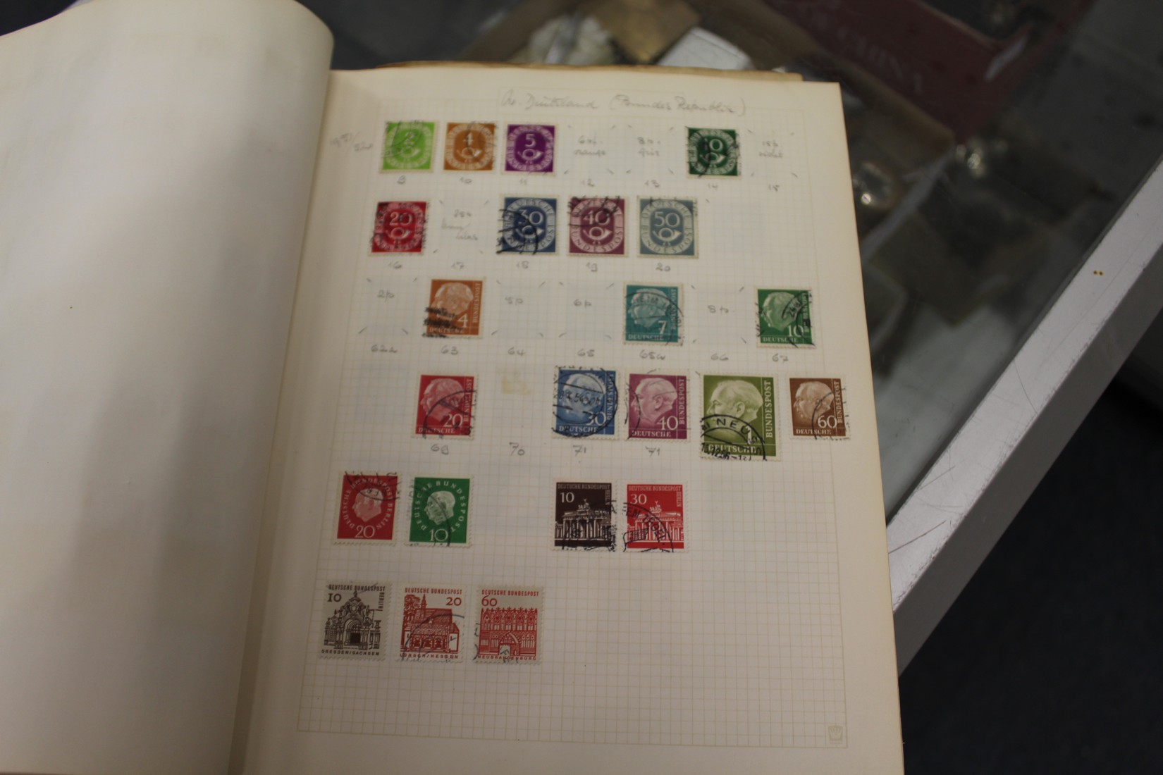 Stamps, a green binder containing World, mostly used. - Bild 4 aus 11