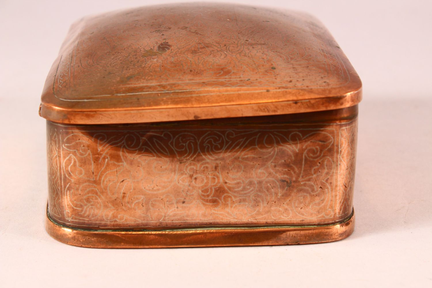 A FINE 19TH CENTURY SRI LANKAN OR BURMESE SILVER INLAID COPPER BOX - decorated with silver inlay - Image 4 of 7