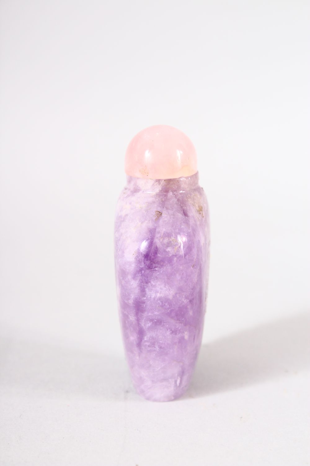 A CHINESE CARVED AMETHYST SNUFF BOTTLE - with a pink stone stopper, 7cm - Image 4 of 6