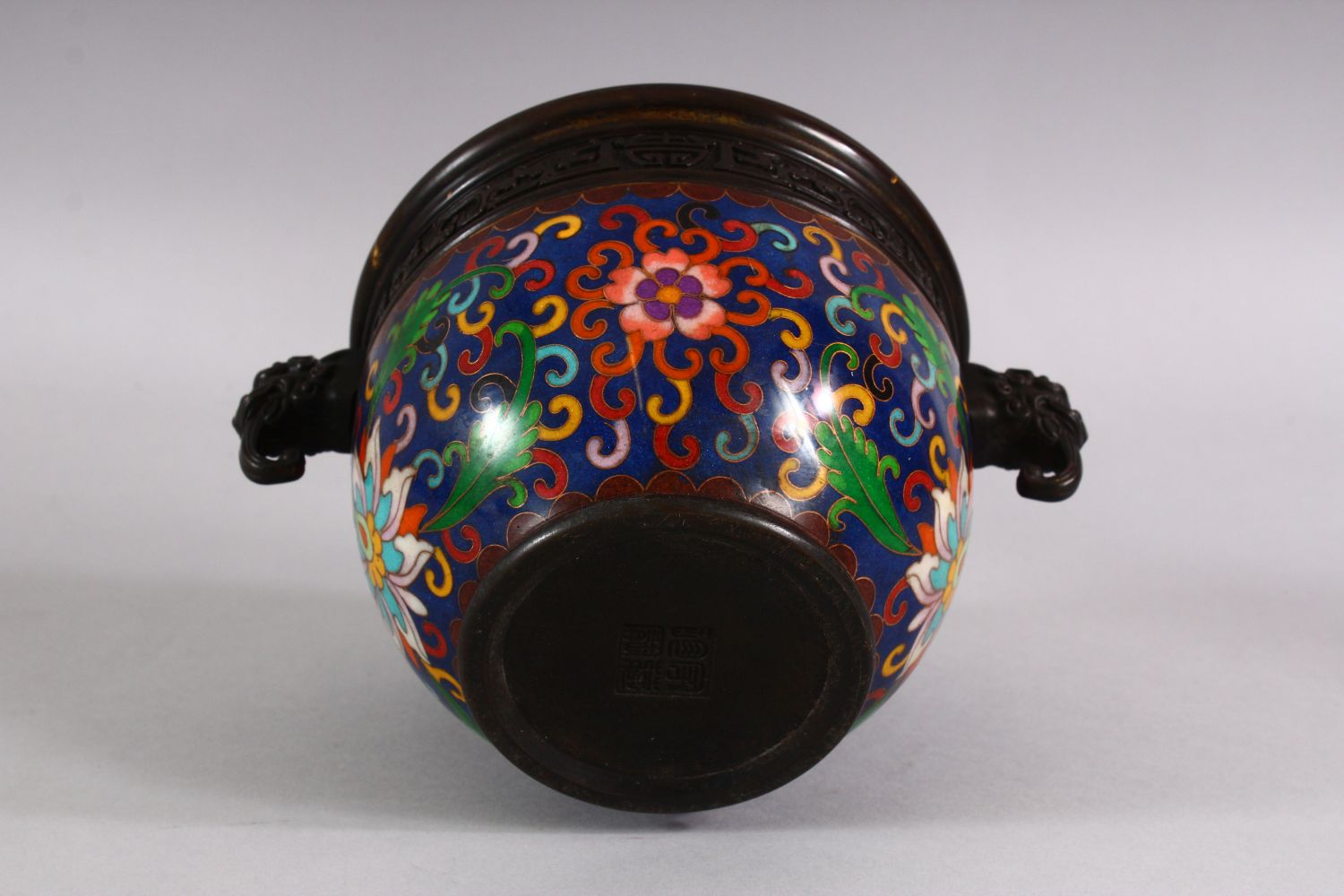 A CHINESE CLOISONNE TWIN HANDLE INCENSE BURNER - the body with a lower band of cloisonne enamel - Image 6 of 7