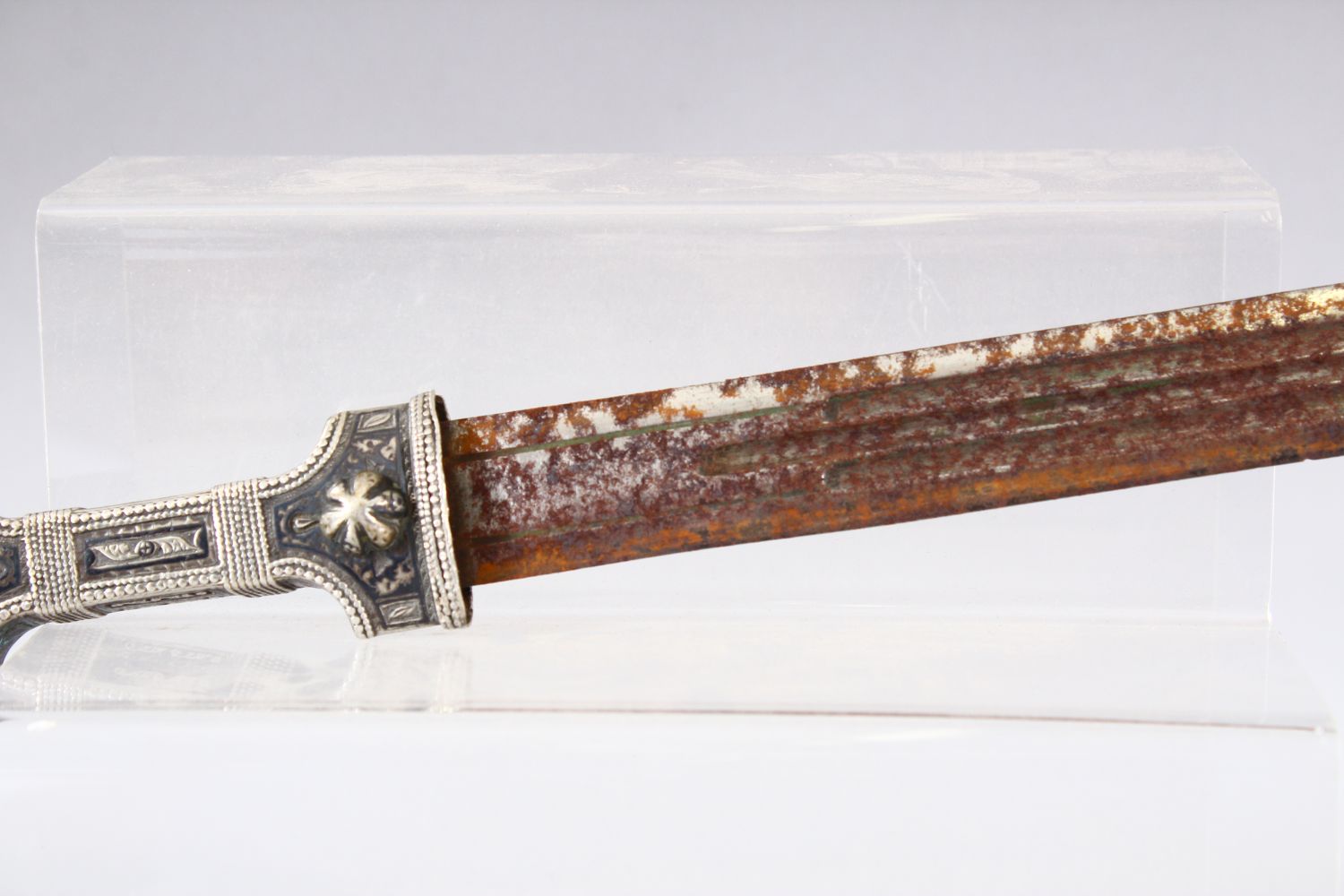 A 19TH CENTURY KINDJAL DAGGER and scabbard, 47.5cm long. - Image 7 of 8