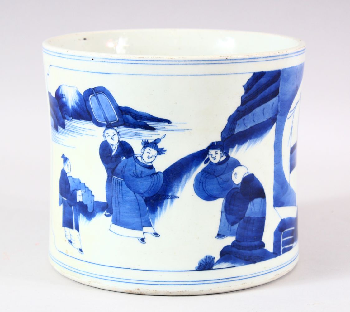 A LARGE CHINESE BLUE AND WHITE BRUSH POT, painted with two panels, one depicting figures in a