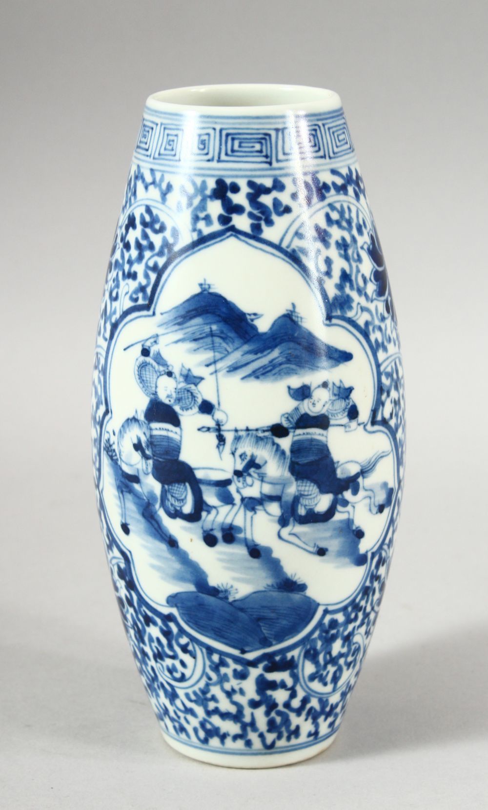 A GOOD CHINESE BLUE & WHITE PORCELAIN SLEEVE FORM VASE - decorated with scenes of battle among