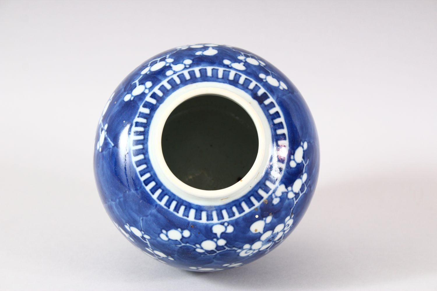 A 19TH CENTURY CHINIESE BLUE & WHITE PORCELAIN PRUNUS JAR & COVER - Base with double blue rings - - Image 7 of 8