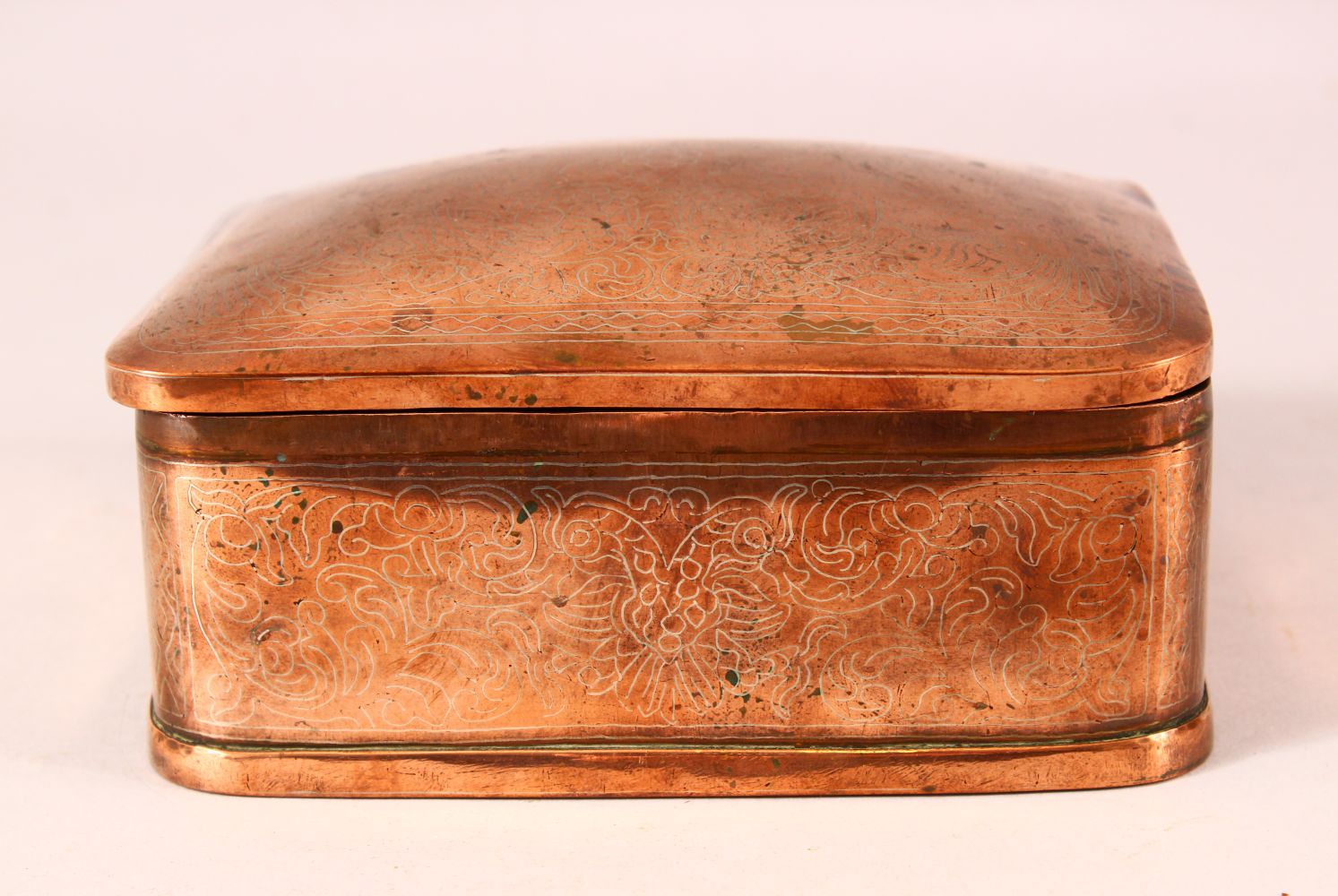 A FINE 19TH CENTURY SRI LANKAN OR BURMESE SILVER INLAID COPPER BOX - decorated with silver inlay
