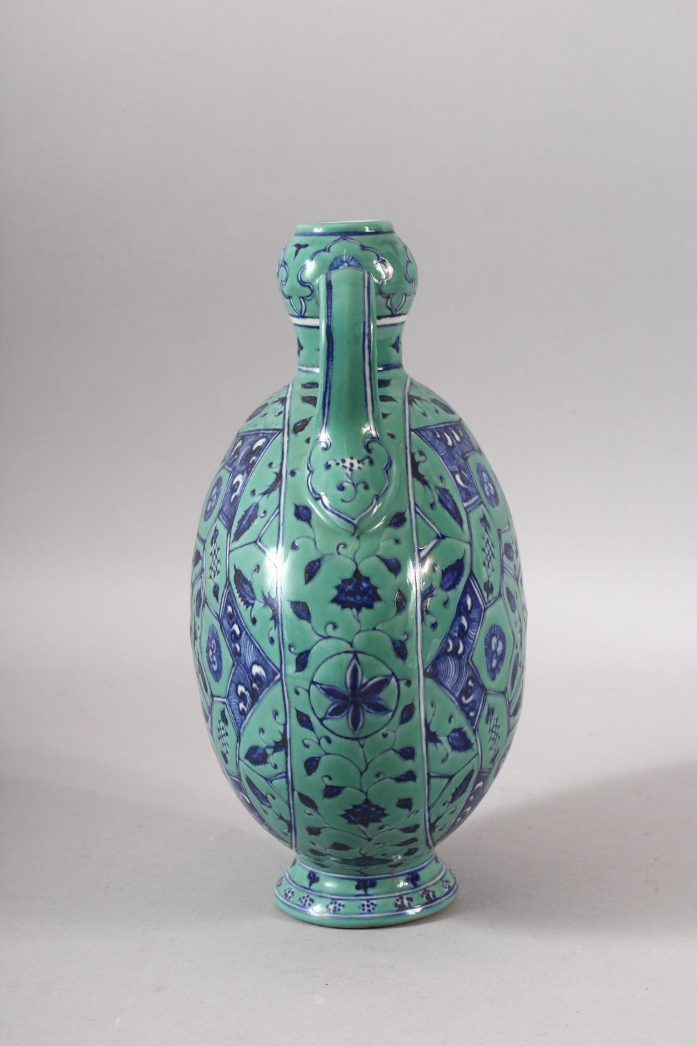 A CHINESE TURQUOISE GROUND TWIN HANDLE PORCELAIN MOON FLASK - the body decorated with geometric - Image 4 of 7