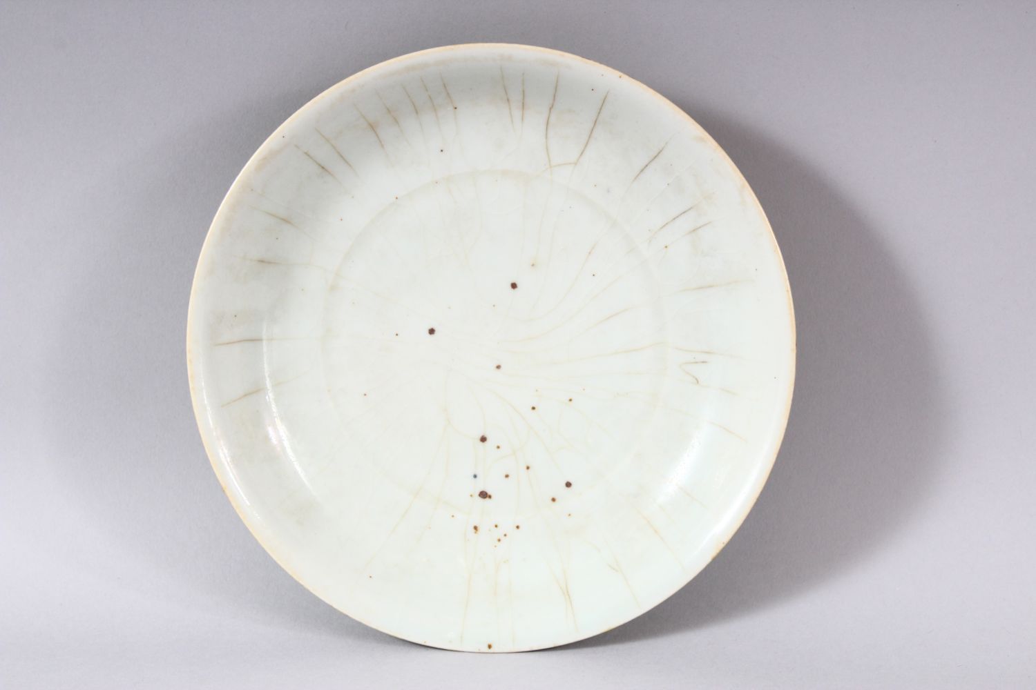 A CHINESE YELLOW GROUND PORCELAIN DRAGON DISH, the base with six character mark, 20cm diameter. - Image 2 of 4