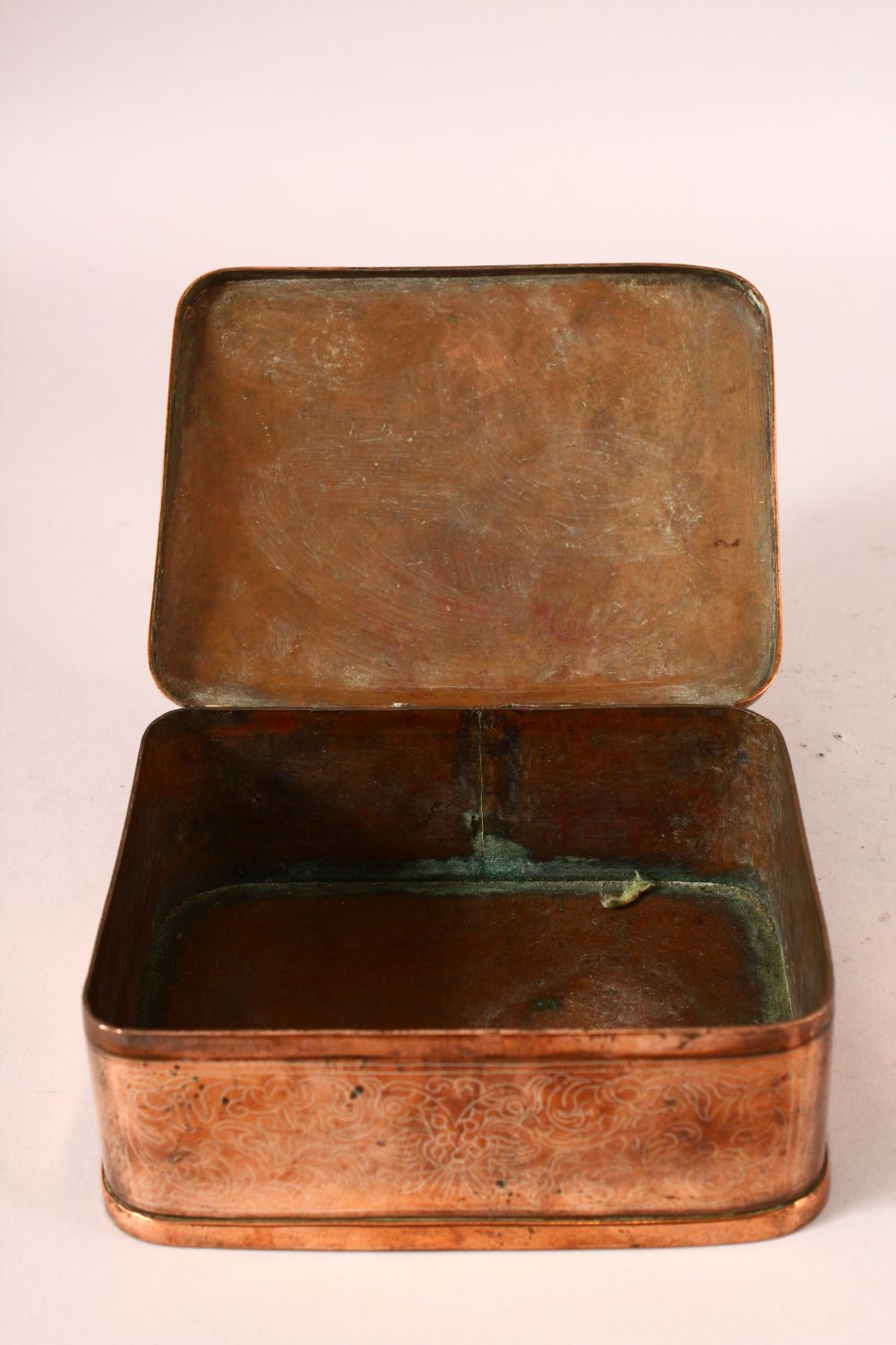 A FINE 19TH CENTURY SRI LANKAN OR BURMESE SILVER INLAID COPPER BOX - decorated with silver inlay - Image 6 of 7