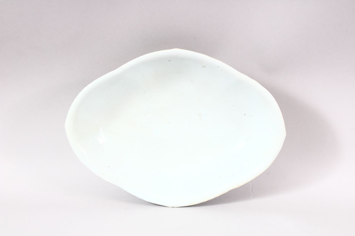 A 19TH CENTURY CHINESE FAMILLE ROSE PORCELAIN DISH - of elongated form, the exterior with decoration - Image 5 of 7