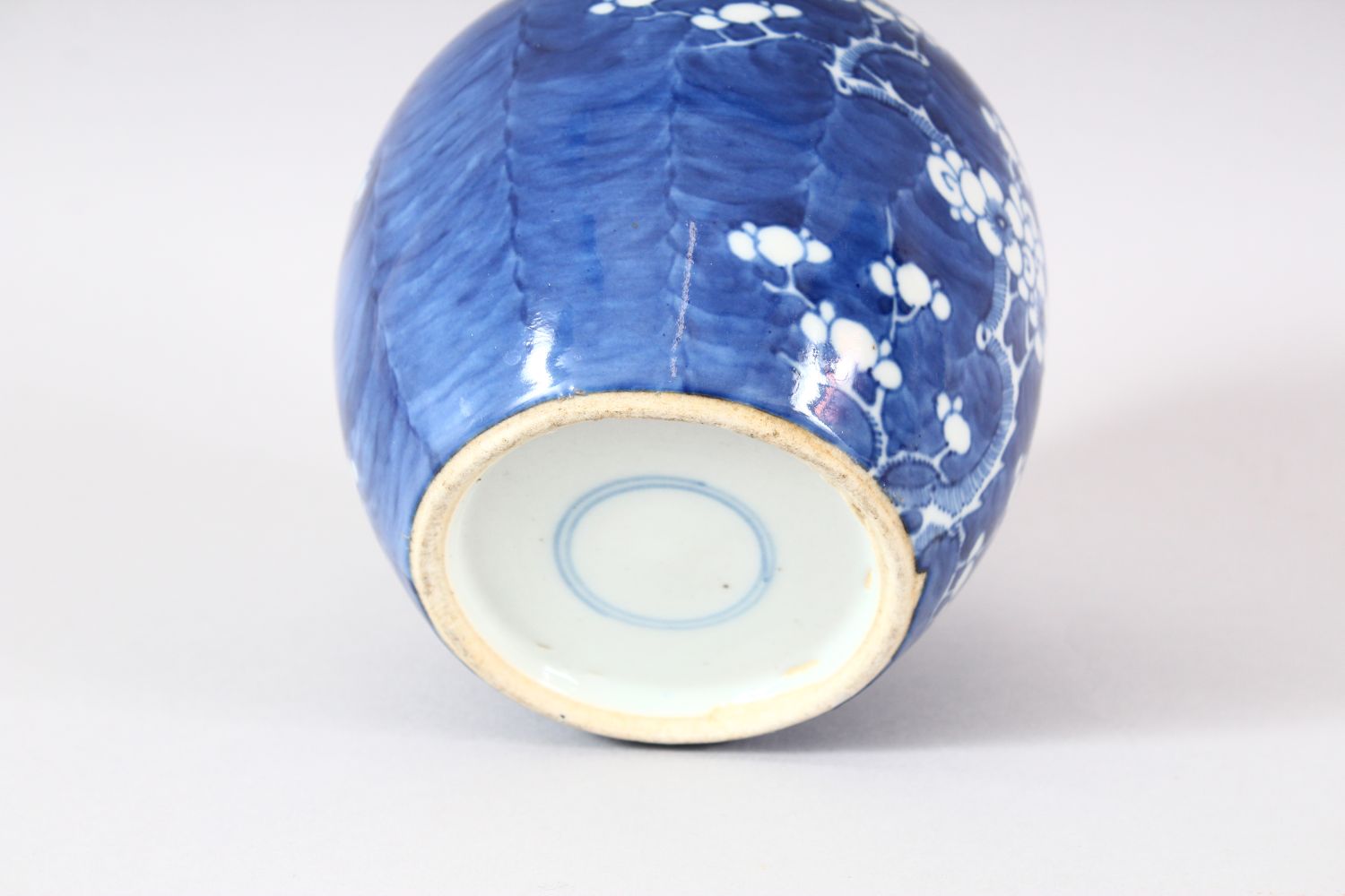 A 19TH CENTURY CHINIESE BLUE & WHITE PORCELAIN PRUNUS JAR & COVER - Base with double blue rings - - Image 8 of 8