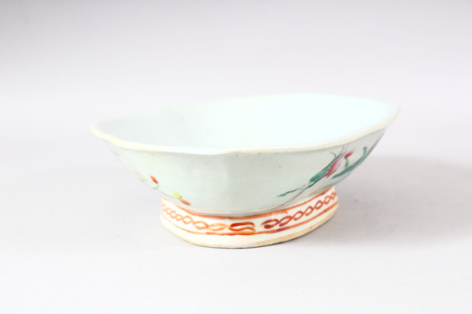 A 19TH CENTURY CHINESE FAMILLE ROSE PORCELAIN DISH - of elongated form, the exterior with decoration - Image 4 of 7