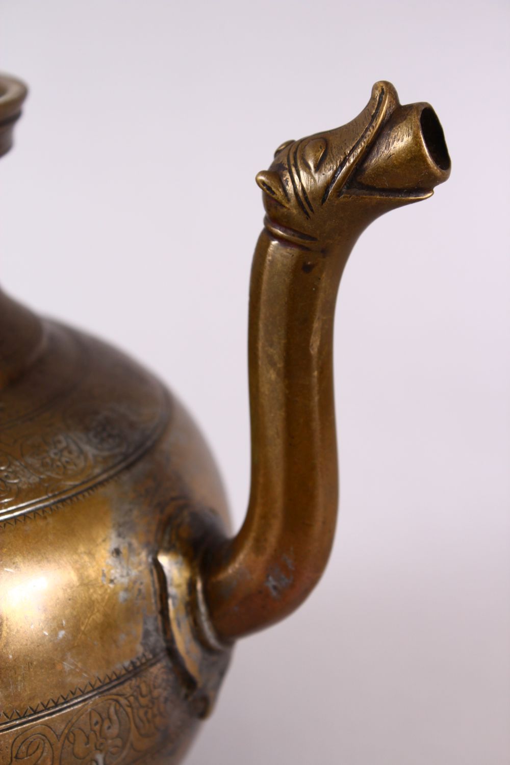 AN 18TH CENTURY MUGHAL INDIAN BRASS EWER, with animal formed handle and spout, 22cm high. - Image 5 of 6