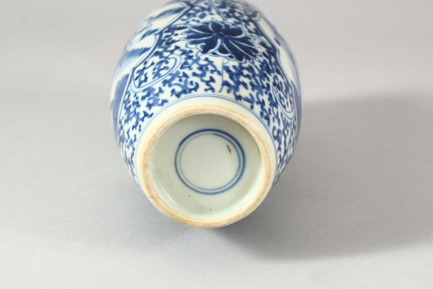 A GOOD CHINESE BLUE & WHITE PORCELAIN SLEEVE FORM VASE - decorated with scenes of battle among - Image 6 of 6