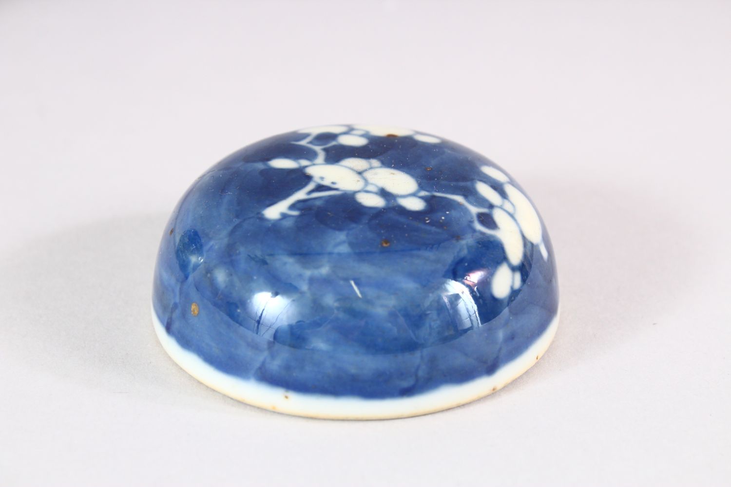A 19TH CENTURY CHINIESE BLUE & WHITE PORCELAIN PRUNUS JAR & COVER - Base with double blue rings - - Image 5 of 8