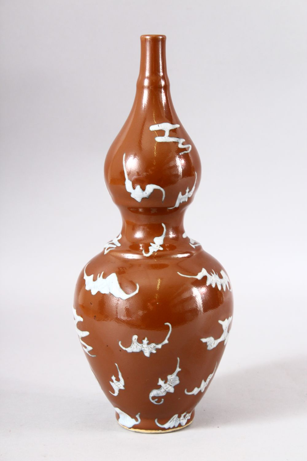 A CHINESE BROWN GLAZED DOUBLE GOURD PORCELAIN BAT VASE - decorated with many bats upon a cafe au - Image 4 of 7