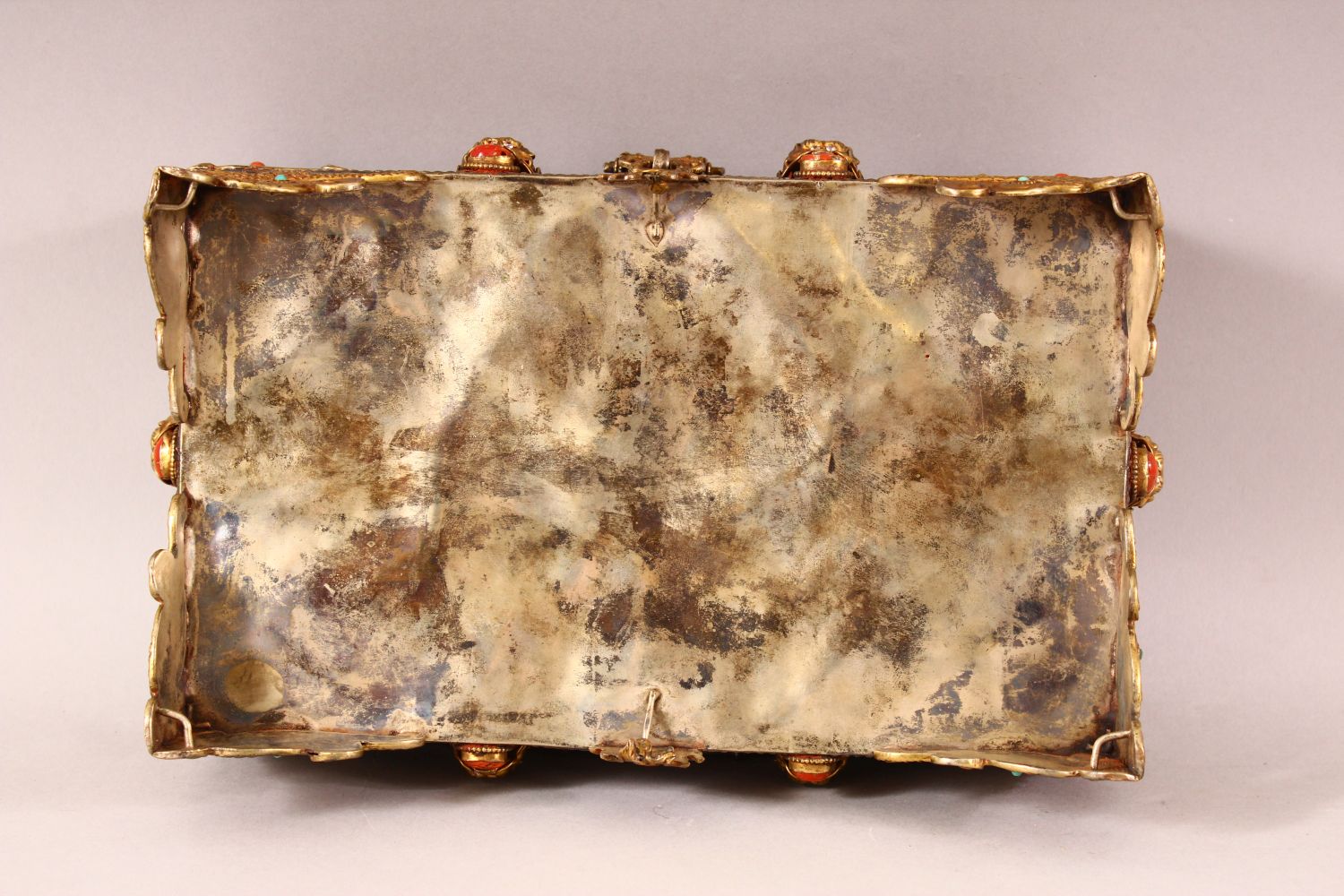 A TIBETAN MOUNTED AND INLAID METAL CASKET, the body with openwork style inlay, with gilt raised - Image 7 of 7