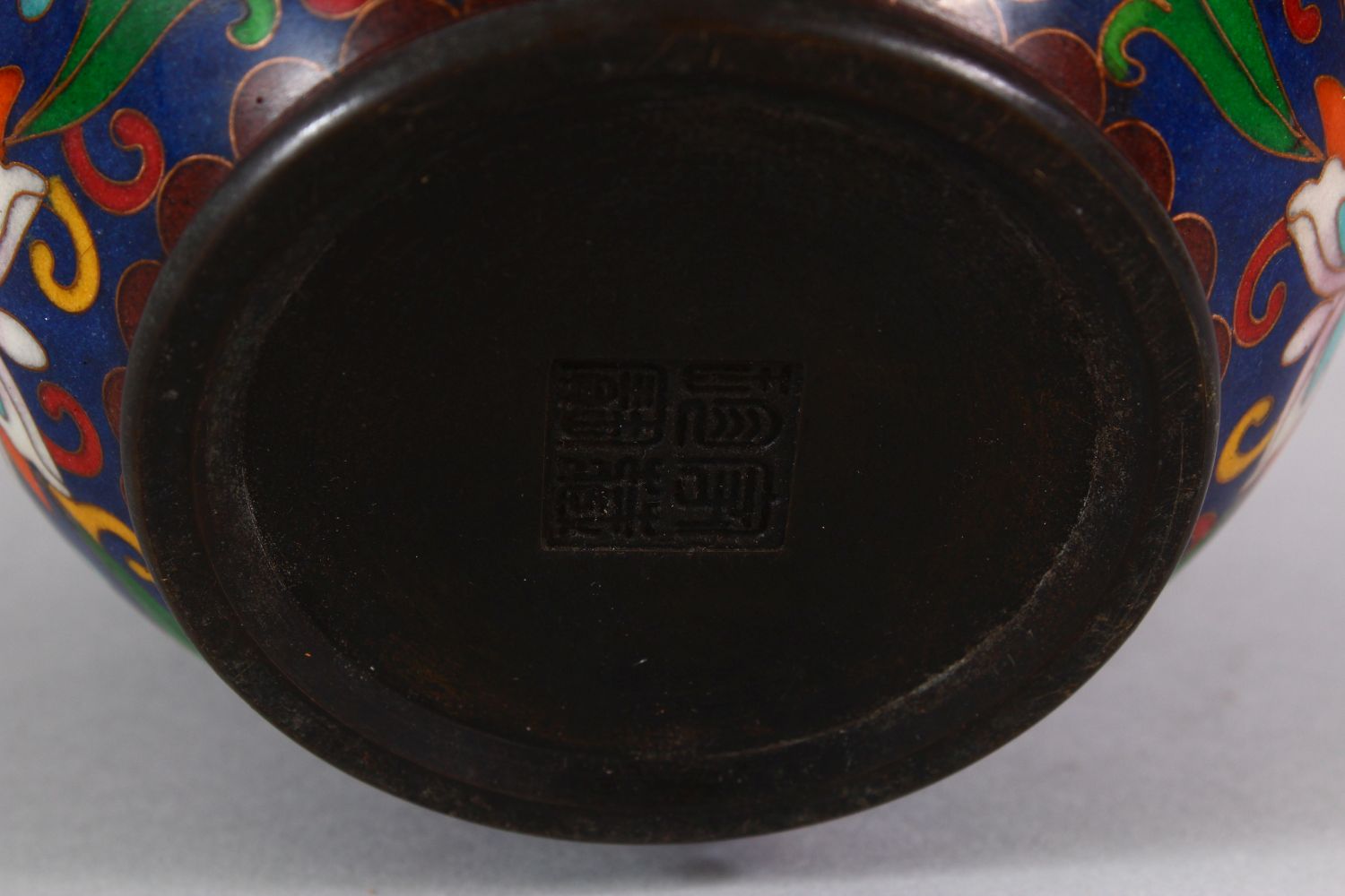 A CHINESE CLOISONNE TWIN HANDLE INCENSE BURNER - the body with a lower band of cloisonne enamel - Image 7 of 7