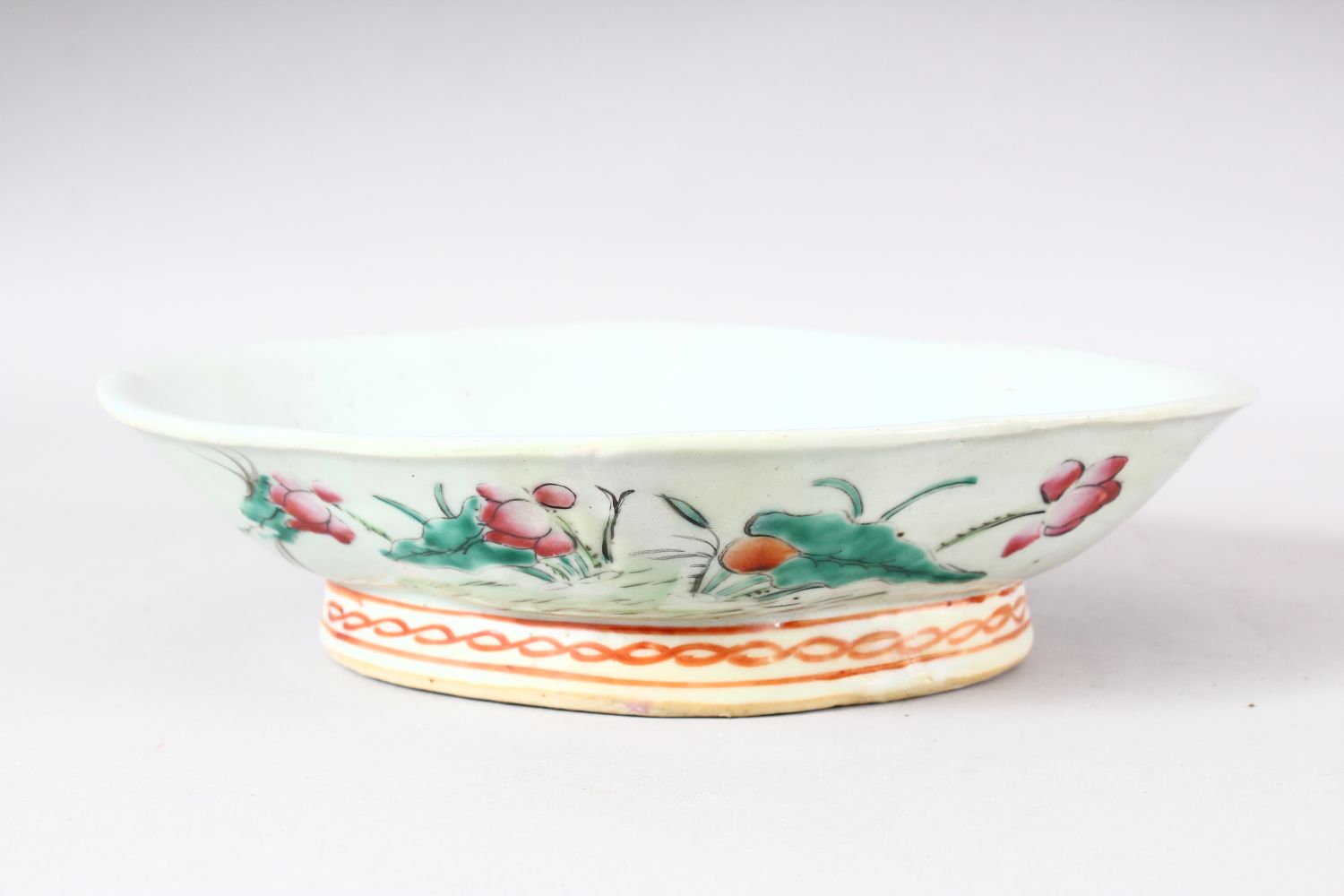 A 19TH CENTURY CHINESE FAMILLE ROSE PORCELAIN DISH - of elongated form, the exterior with decoration - Image 3 of 7