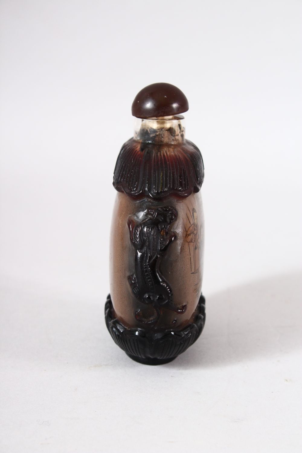 A LARGE CHNESE REVER PAINTED OVERLAY SNUFF BOTTLE - depicting scenes of figures interior, with - Image 2 of 5