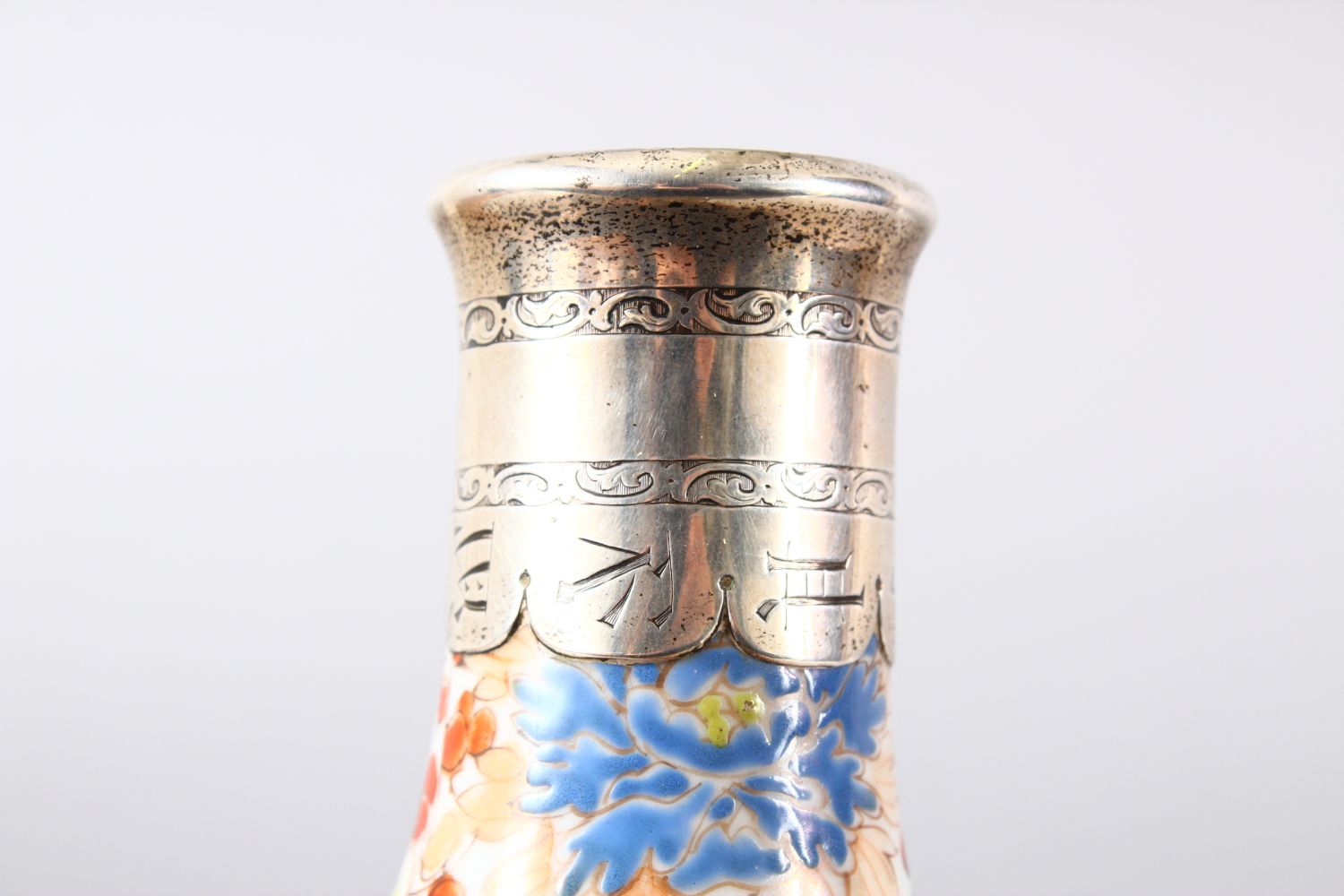 A JAPANESE EDO / MEIJI PERIOD KUTANI PORCELAIN BOTTLE & STOPPER - the neck with a white metal - Image 6 of 8