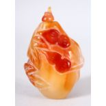 A CHINESE CARVED HARD STONE GOURD SHAPED SNUFF BOTTLE - the snuff bottle carved with gours and
