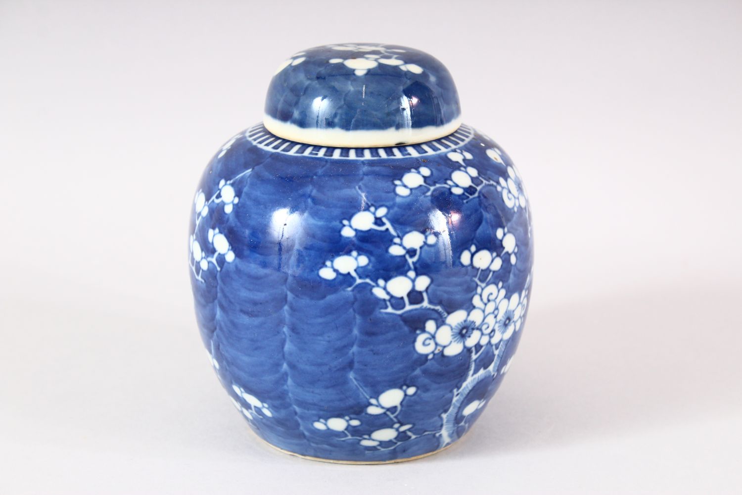 A 19TH CENTURY CHINIESE BLUE & WHITE PORCELAIN PRUNUS JAR & COVER - Base with double blue rings - - Image 2 of 8
