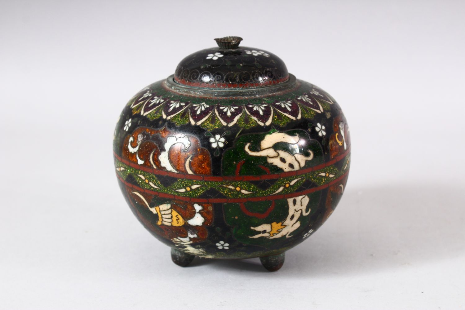 A JAPANESE CLOISONNE GLOBULAR KORO AND COVER, with panels of stylised phoenix and dragons, supported - Image 3 of 6