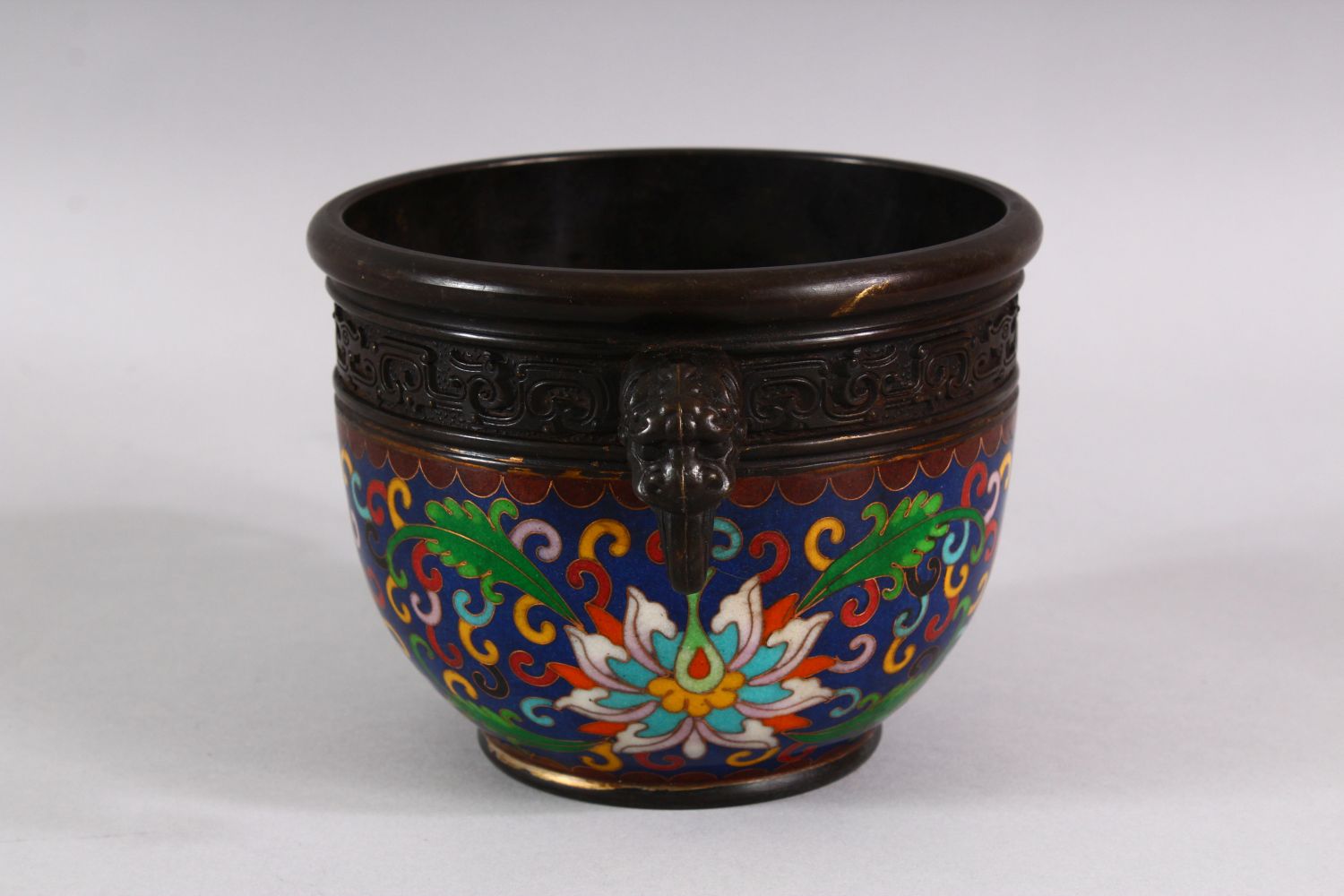 A CHINESE CLOISONNE TWIN HANDLE INCENSE BURNER - the body with a lower band of cloisonne enamel - Image 4 of 7