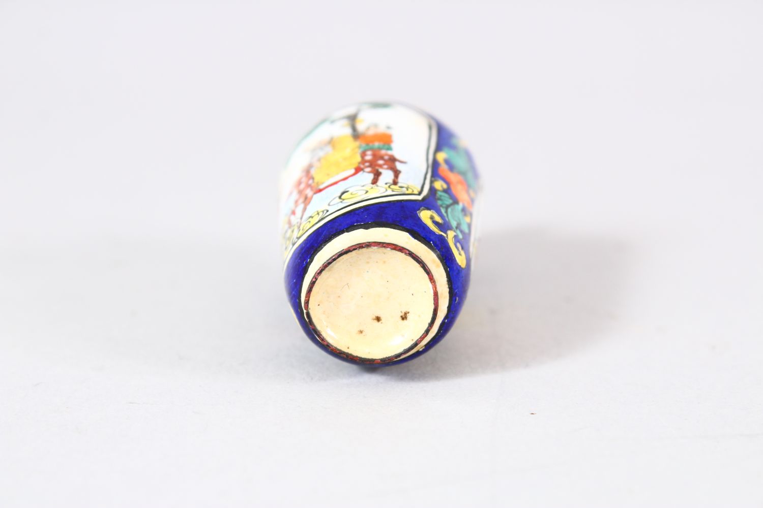 A CHINESE ENAMEL SNUFF BOTTLE - the bottle painted to depict shou lao and his deer holding a staff - Image 5 of 5