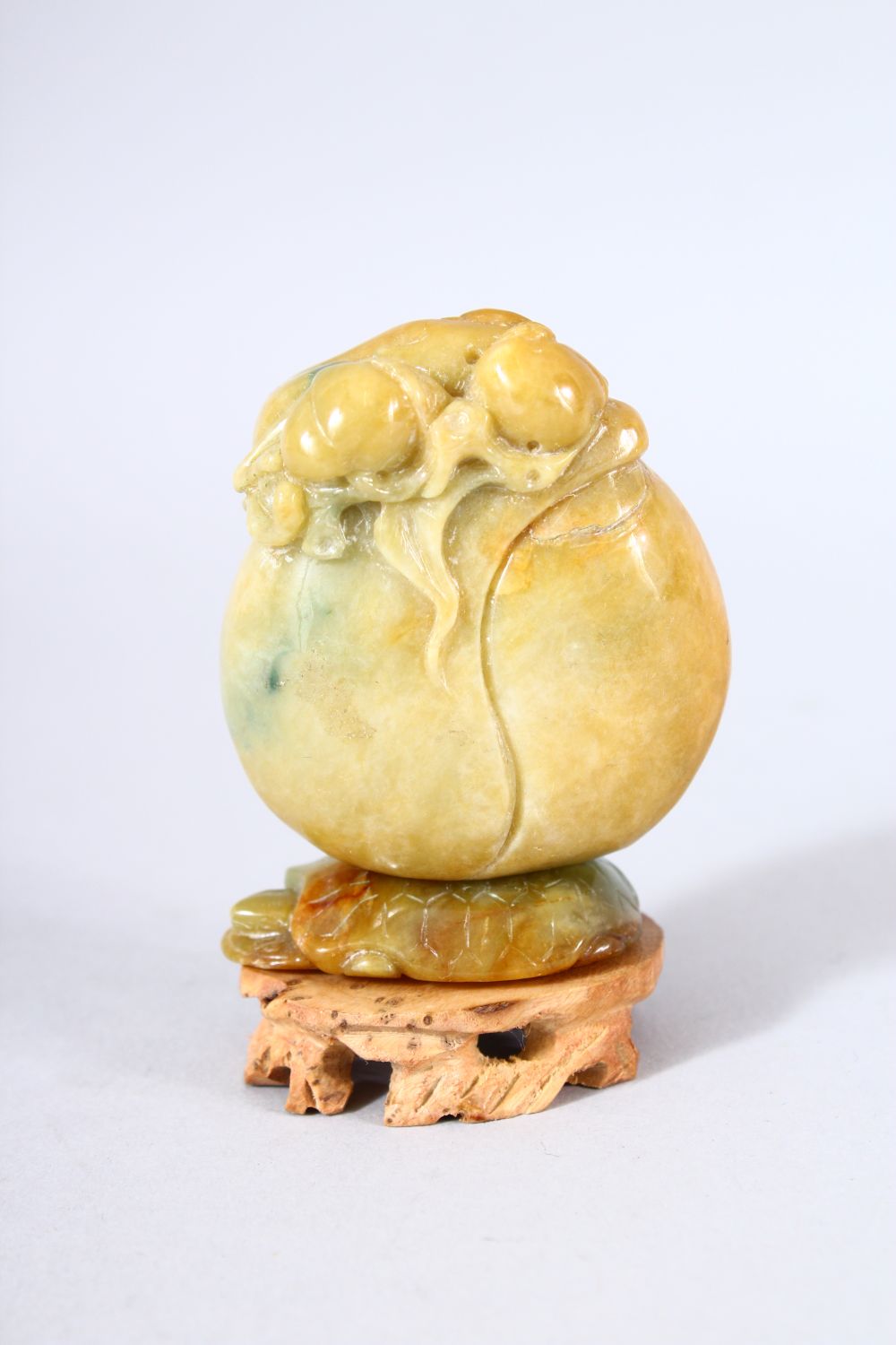 A GOOD CHINESE CARVED JADE MONKEY, PEACH & LOTUS SNUFF BOTTLE AND STAND - the upper part carved with - Image 2 of 4