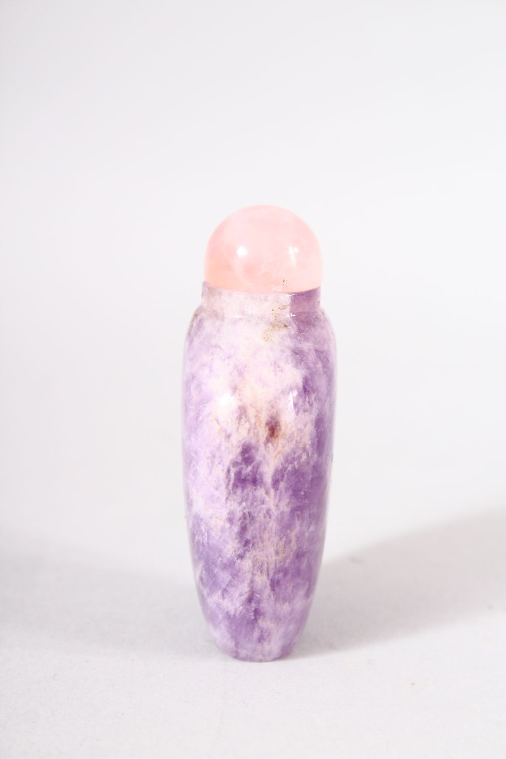 A CHINESE CARVED AMETHYST SNUFF BOTTLE - with a pink stone stopper, 7cm - Image 2 of 6