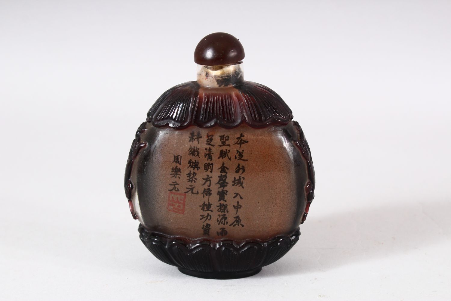 A LARGE CHNESE REVER PAINTED OVERLAY SNUFF BOTTLE - depicting scenes of figures interior, with - Image 3 of 5