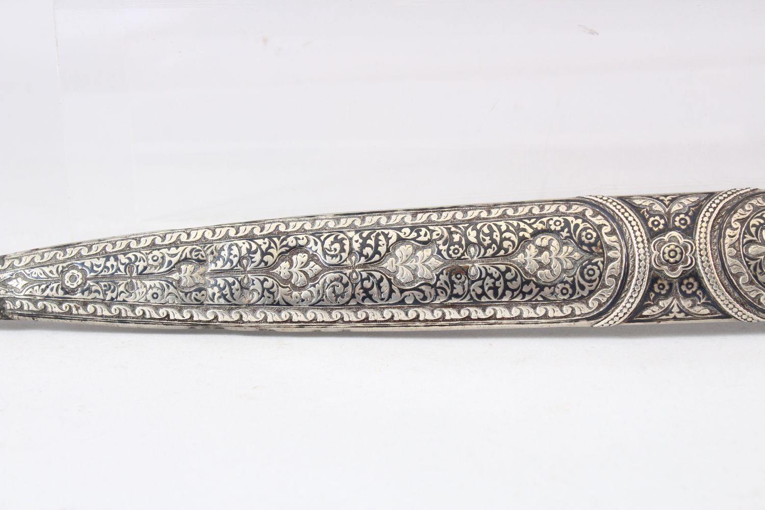 A 19TH CENTURY KINDJAL DAGGER and scabbard, 47.5cm long. - Image 3 of 8