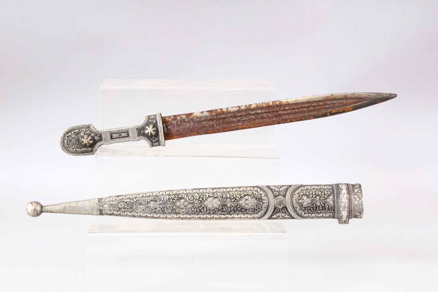 A 19TH CENTURY KINDJAL DAGGER and scabbard, 47.5cm long. - Image 6 of 8