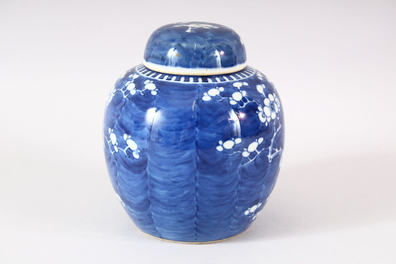 A 19TH CENTURY CHINIESE BLUE & WHITE PORCELAIN PRUNUS JAR & COVER - Base with double blue rings - - Image 4 of 8