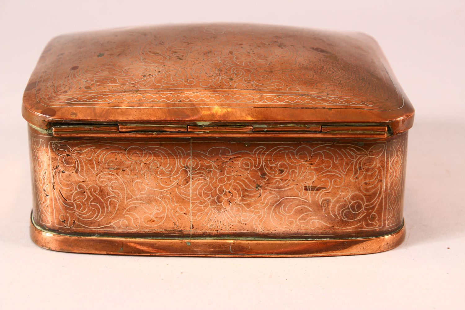 A FINE 19TH CENTURY SRI LANKAN OR BURMESE SILVER INLAID COPPER BOX - decorated with silver inlay - Image 3 of 7
