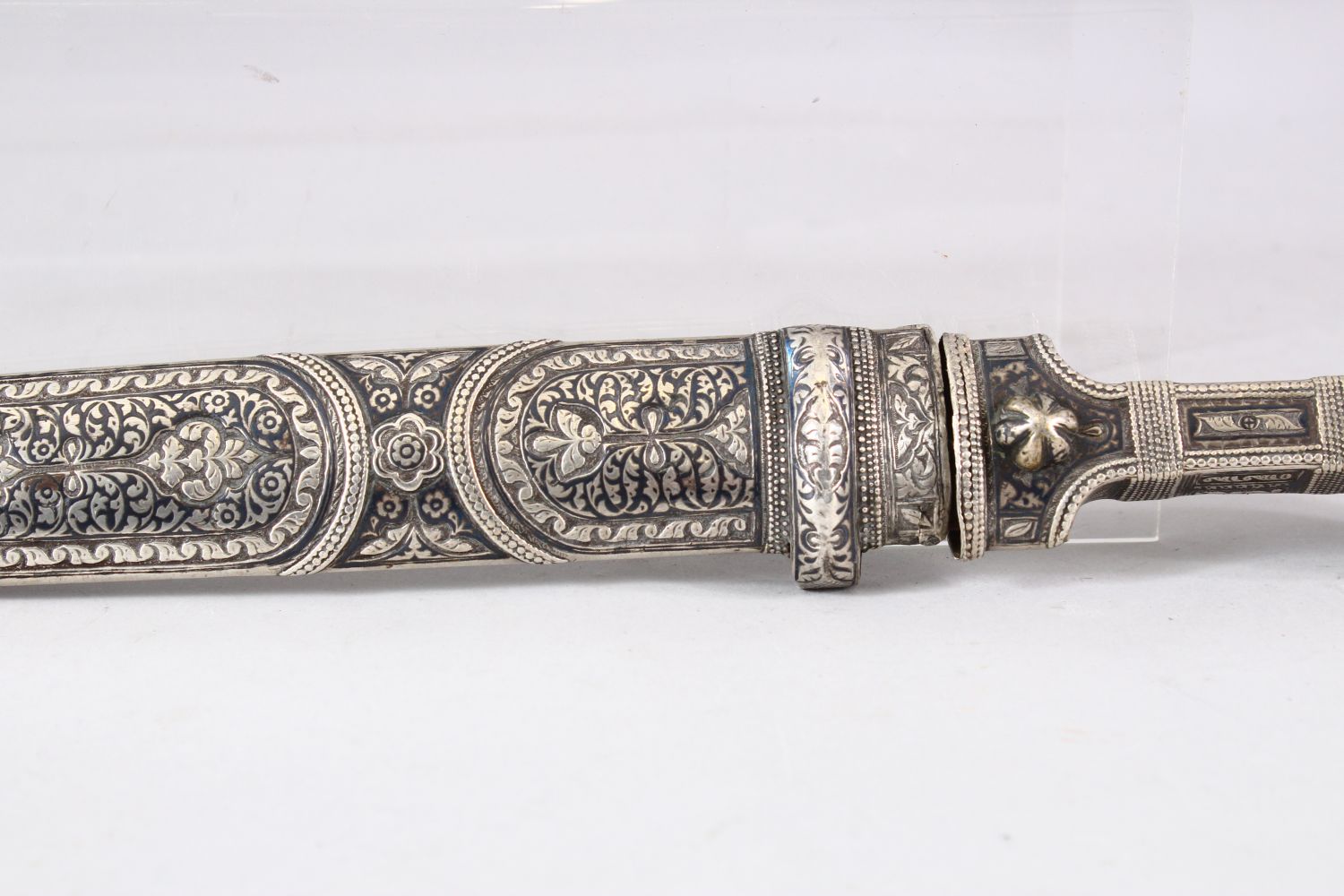 A 19TH CENTURY KINDJAL DAGGER and scabbard, 47.5cm long. - Image 4 of 8