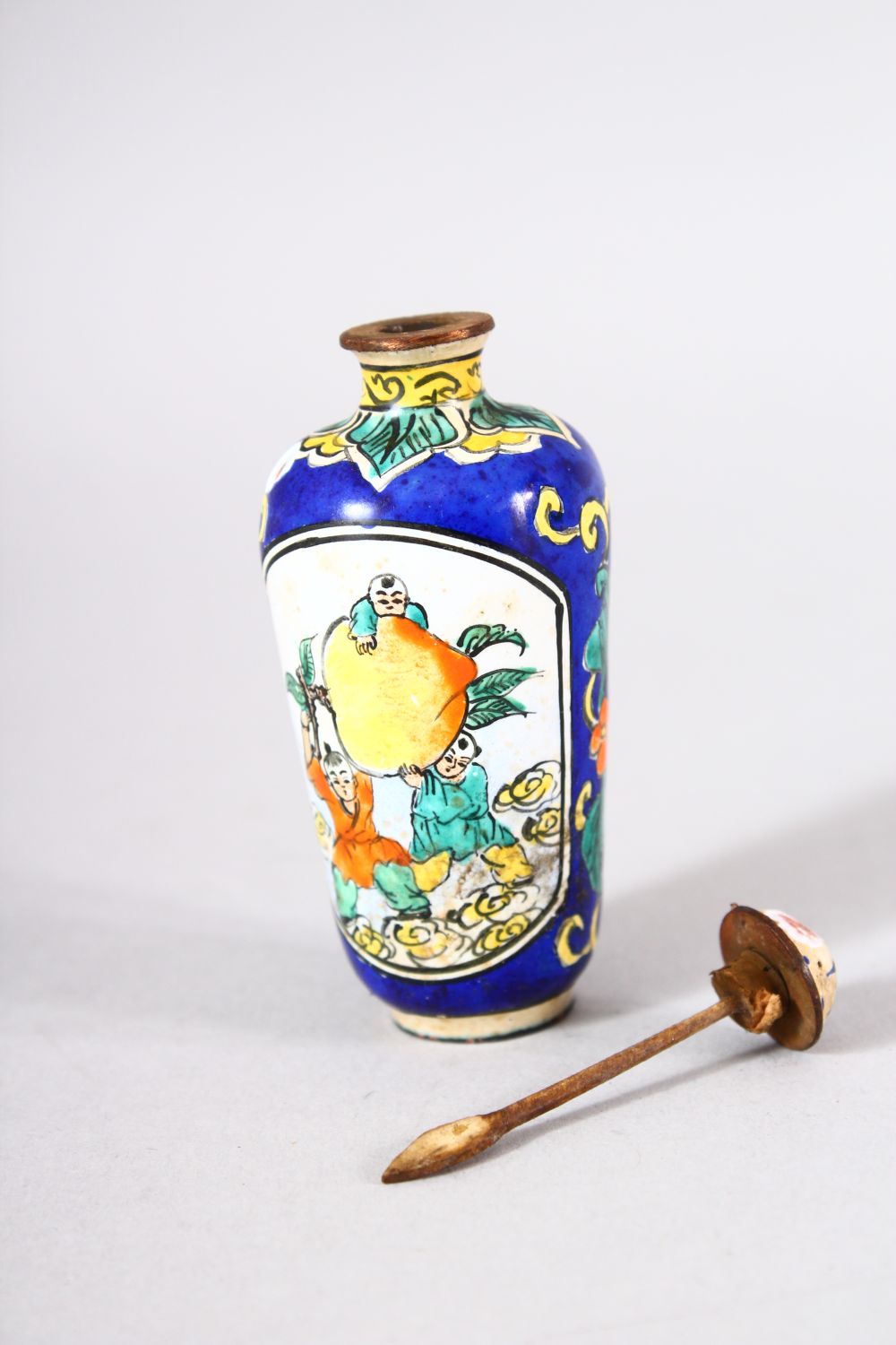 A CHINESE ENAMEL SNUFF BOTTLE - the bottle painted to depict shou lao and his deer holding a staff - Image 3 of 5