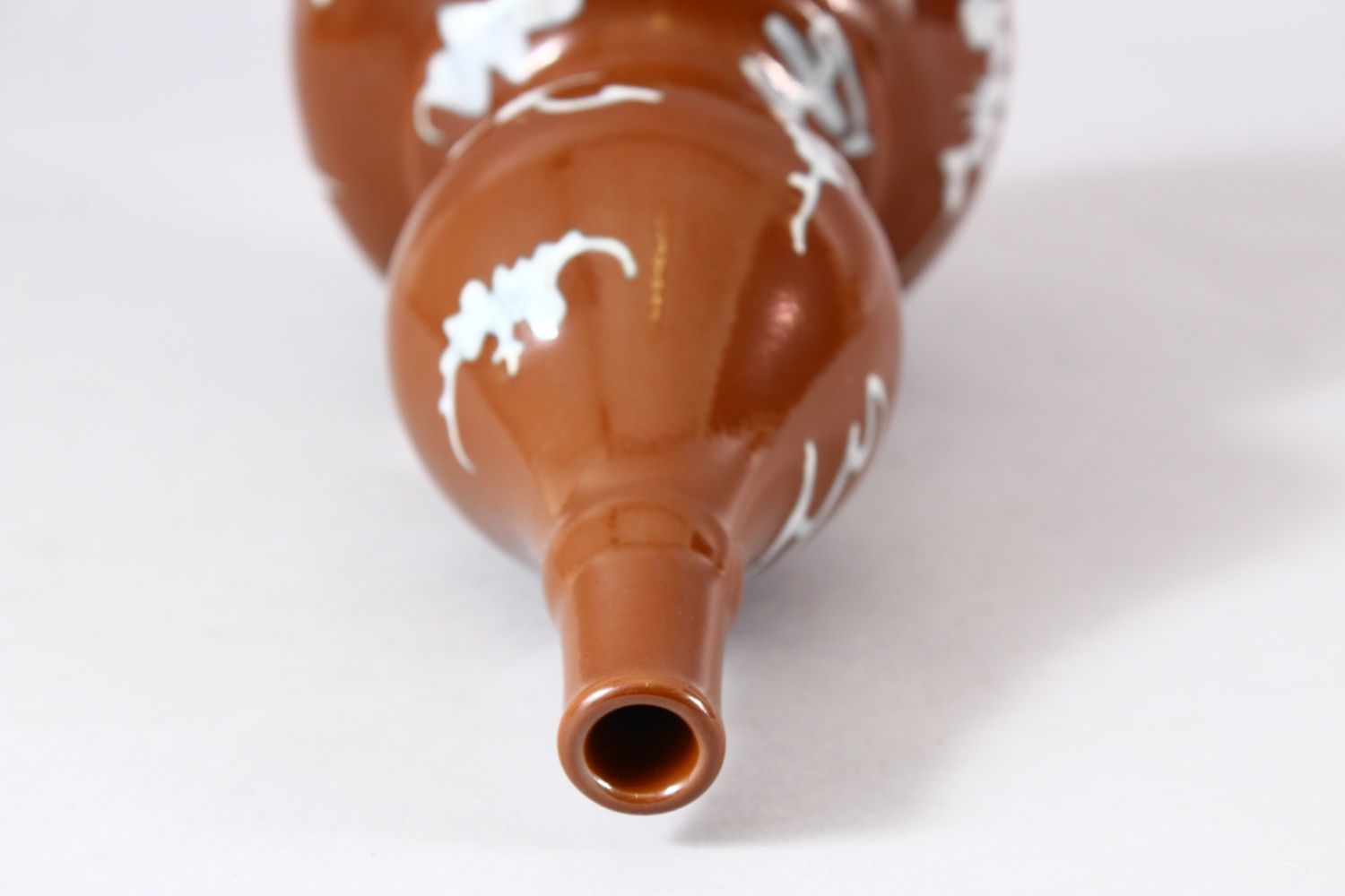 A CHINESE BROWN GLAZED DOUBLE GOURD PORCELAIN BAT VASE - decorated with many bats upon a cafe au - Image 5 of 7