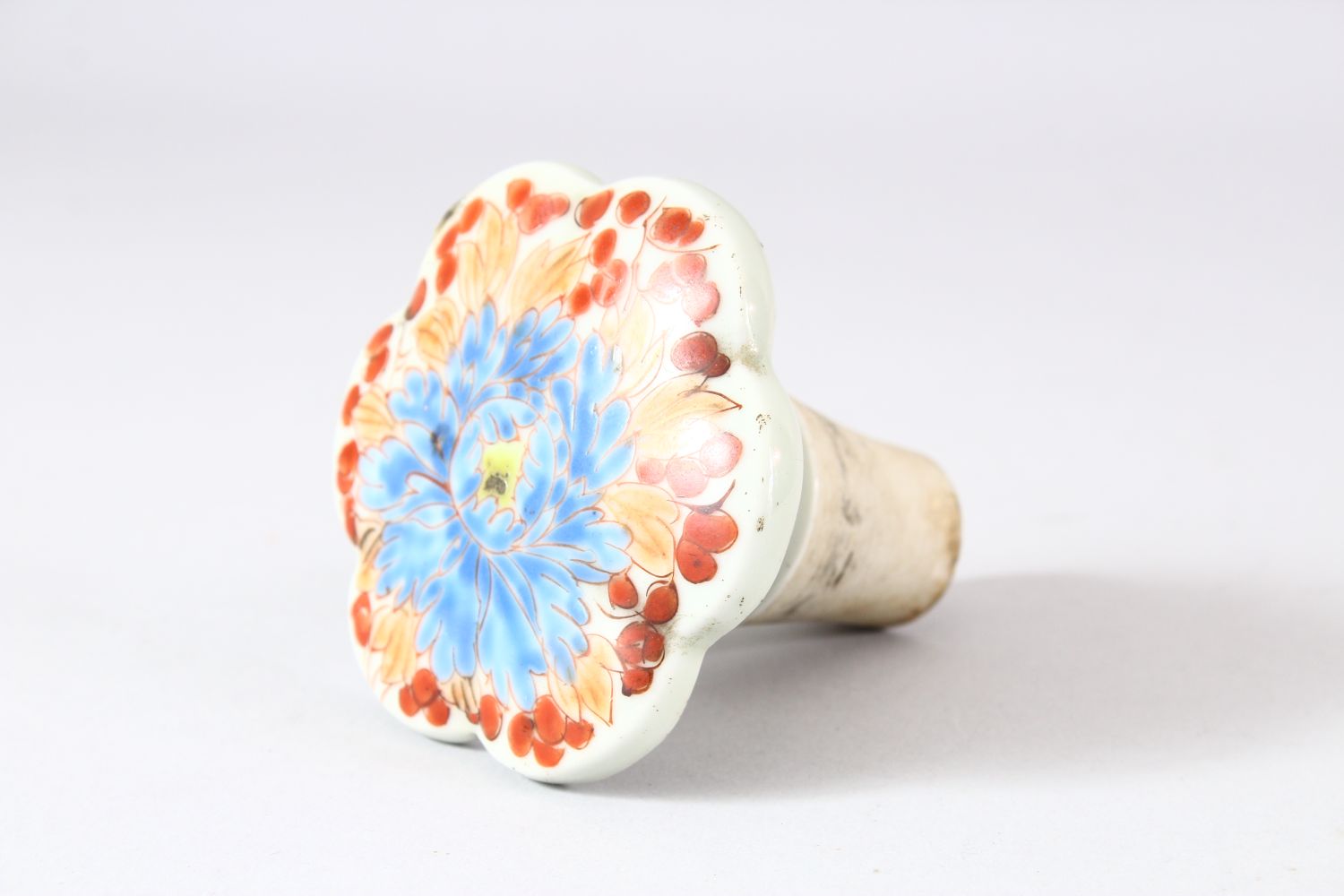 A JAPANESE EDO / MEIJI PERIOD KUTANI PORCELAIN BOTTLE & STOPPER - the neck with a white metal - Image 5 of 8