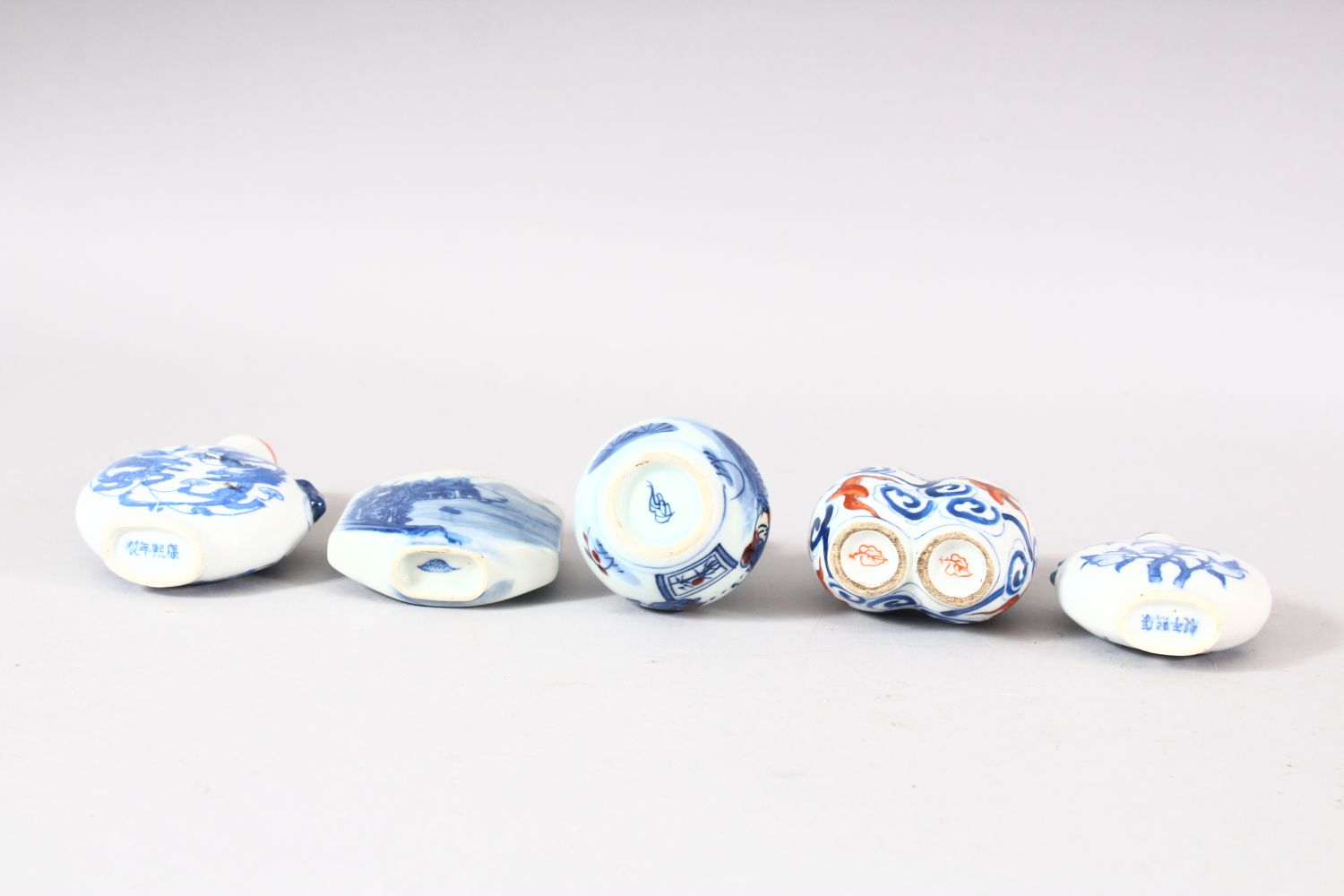 A MIXED LOT OF 5 CHINESE BLUE & WHITE PORCELAIN SNUFF BOTTLES - each with a varied subject, peach - Image 3 of 3