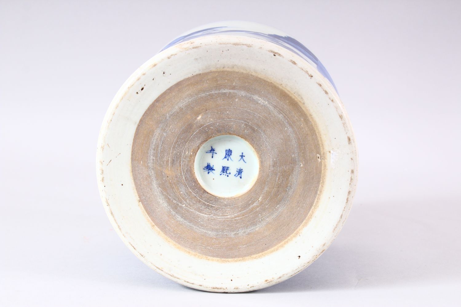 A LARGE CHINESE BLUE AND WHITE BRUSH POT, painted with two panels, one depicting figures in a - Image 6 of 7