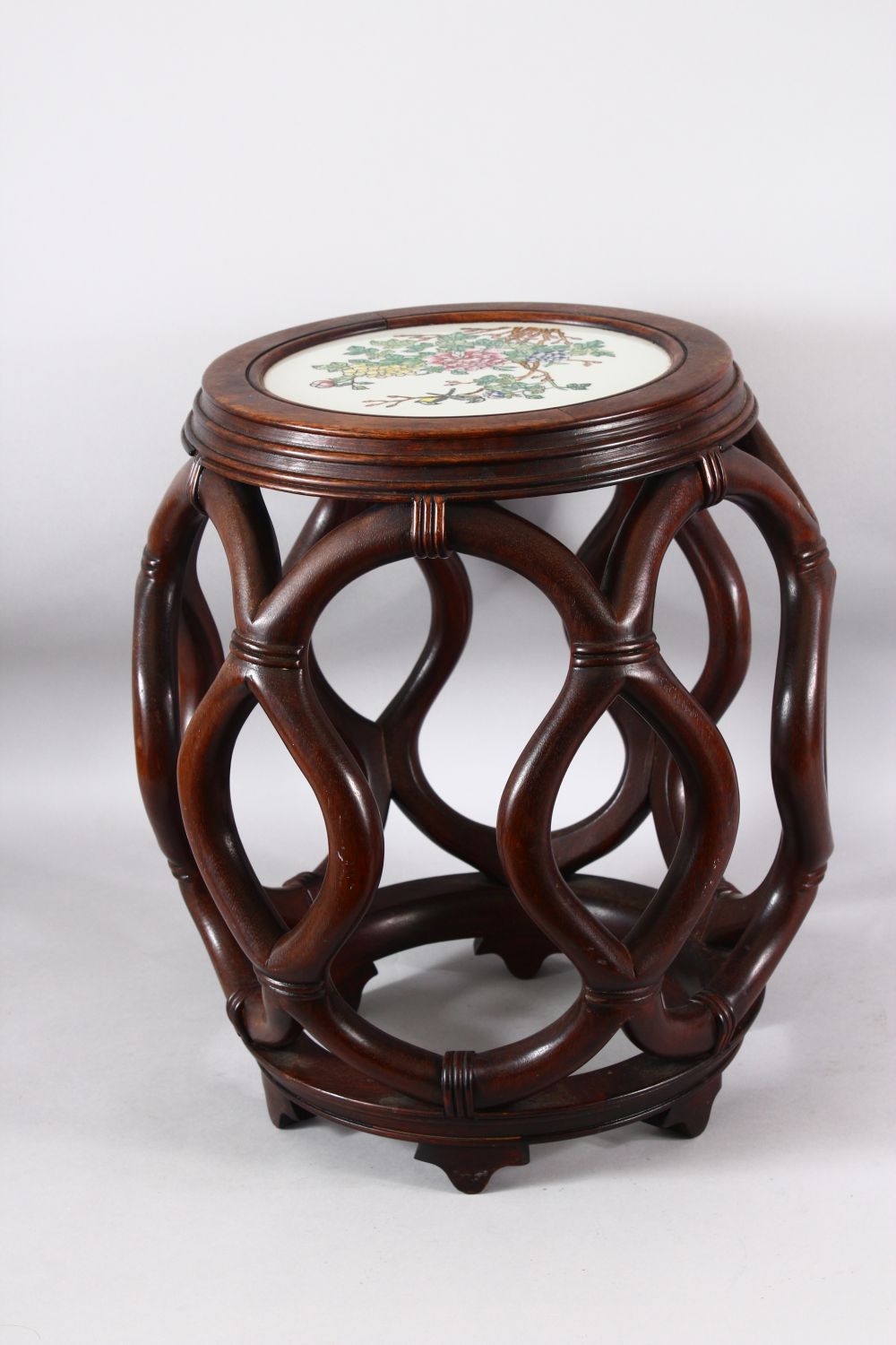 A CHINESE CARVED HARDWOOD BARREl TABLE WITH PORCELAIN FAMILLE ROSE INSET PANEL - the carved open - Image 2 of 4