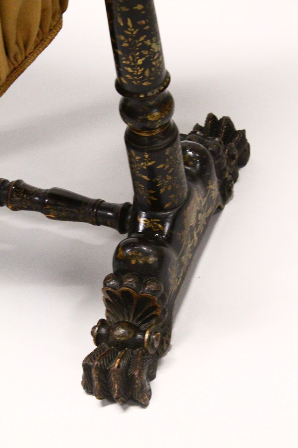 A CHINESE EXPORT BLACK LACQUER AND GILT DECORATED SEWING TABLE, with hinged lid opening to reveal - Image 5 of 5