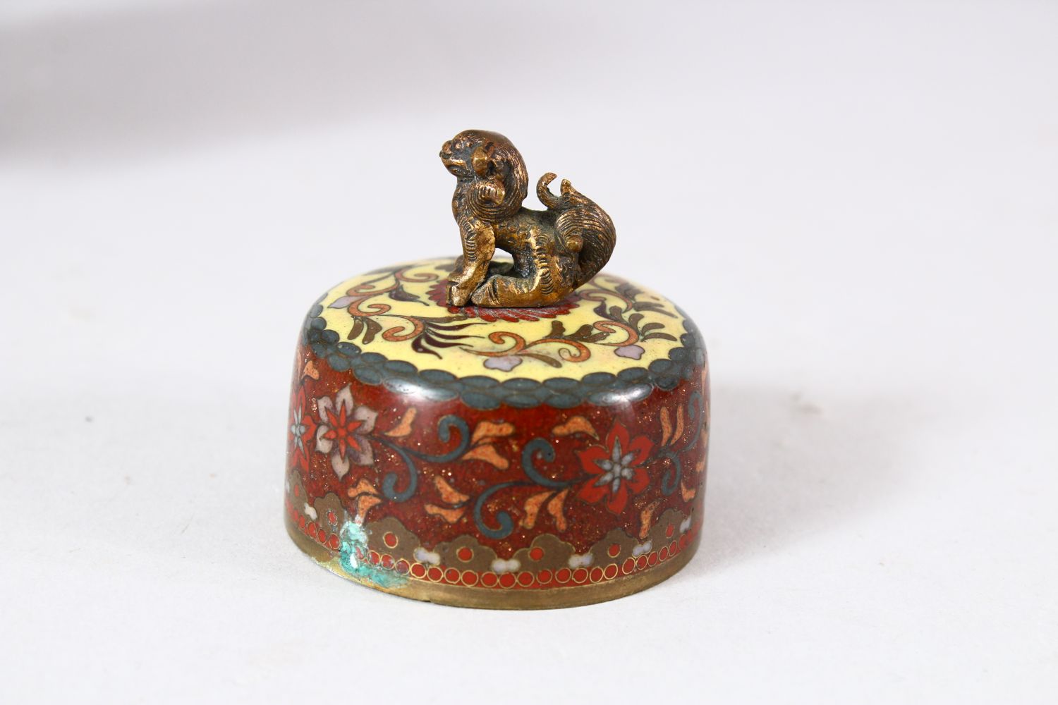 A SMALL JAPANESE CLOISONNE TWIN HANDLE KORO AND COVER, decorated with phoenix, flowers and - Image 5 of 7