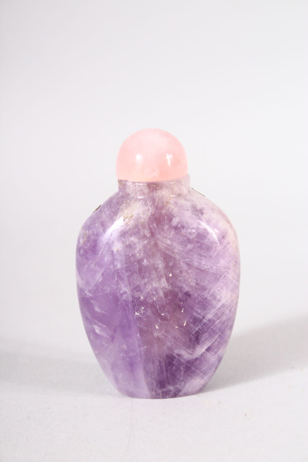 A CHINESE CARVED AMETHYST SNUFF BOTTLE - with a pink stone stopper, 7cm - Image 3 of 6