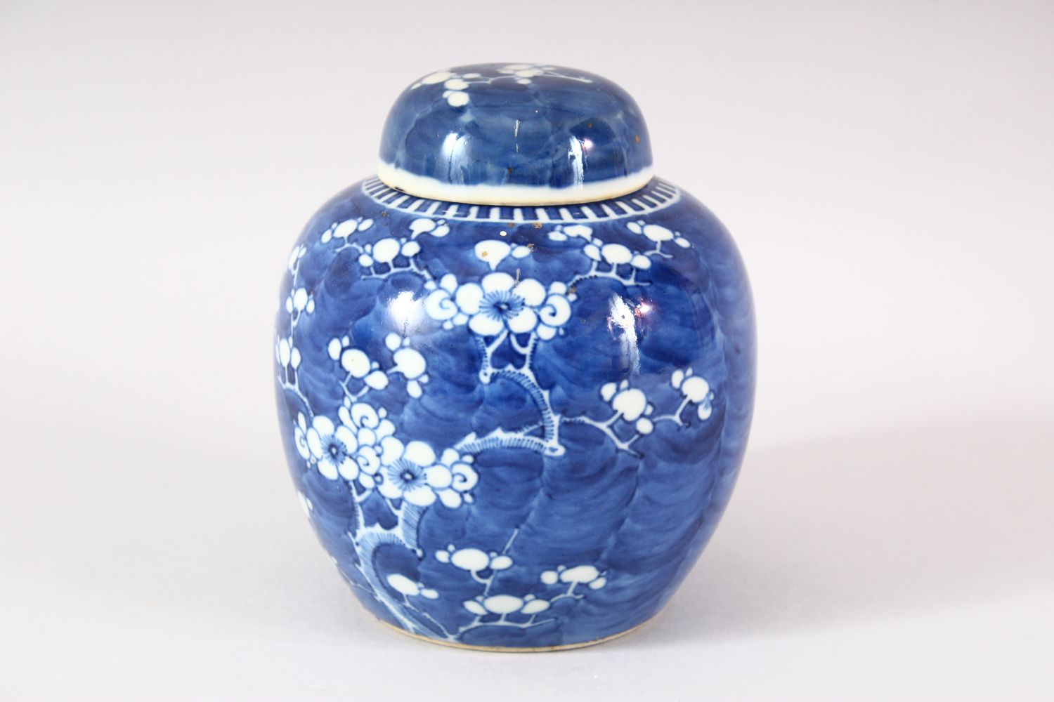 A 19TH CENTURY CHINIESE BLUE & WHITE PORCELAIN PRUNUS JAR & COVER - Base with double blue rings - - Image 3 of 8