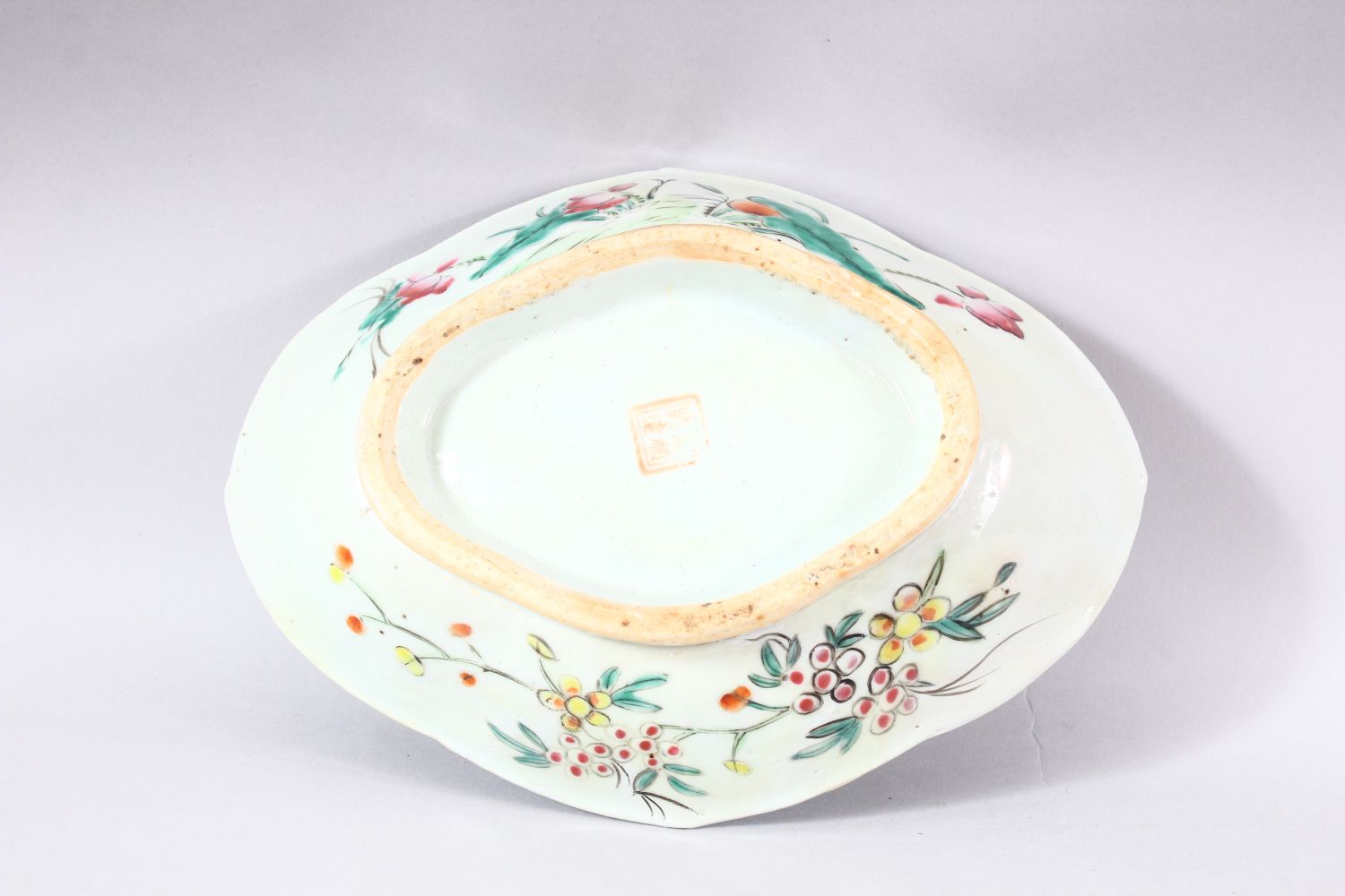 A 19TH CENTURY CHINESE FAMILLE ROSE PORCELAIN DISH - of elongated form, the exterior with decoration - Image 6 of 7