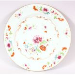 A CHINESE QIANLONG PERIOD FAMILLE ROSE PORCELAIN PLATE - decorated with native floral displays -