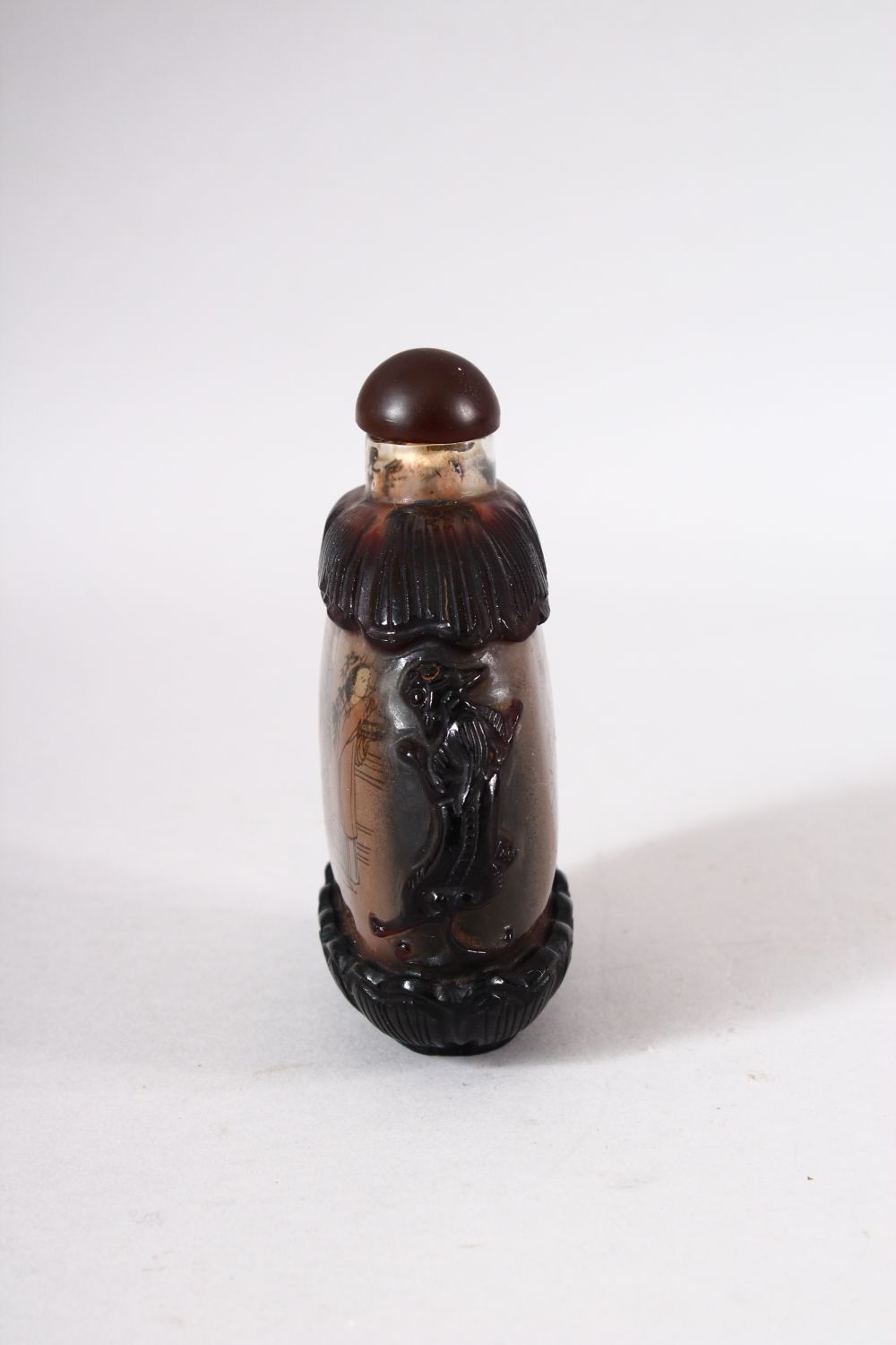 A LARGE CHNESE REVER PAINTED OVERLAY SNUFF BOTTLE - depicting scenes of figures interior, with - Image 4 of 5